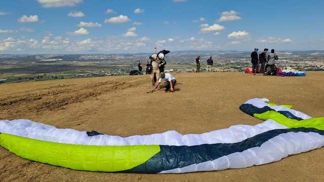 Yamaç paraşütü pilot adayları Kırantepe'de eğitim alıyor