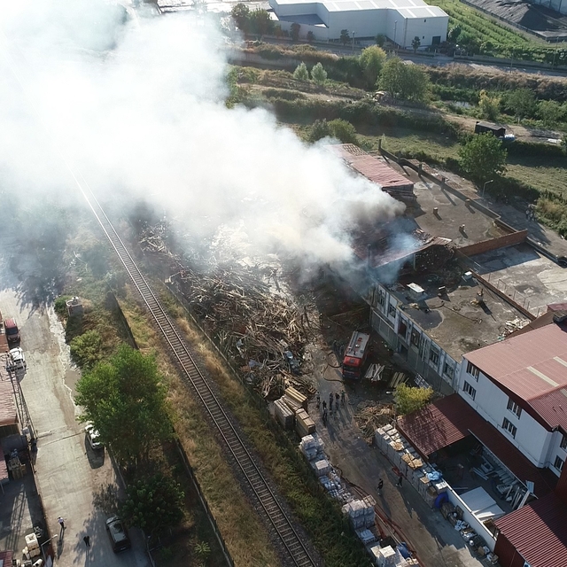 Kereste fabrikası yangınının nedeni araştırılıyor