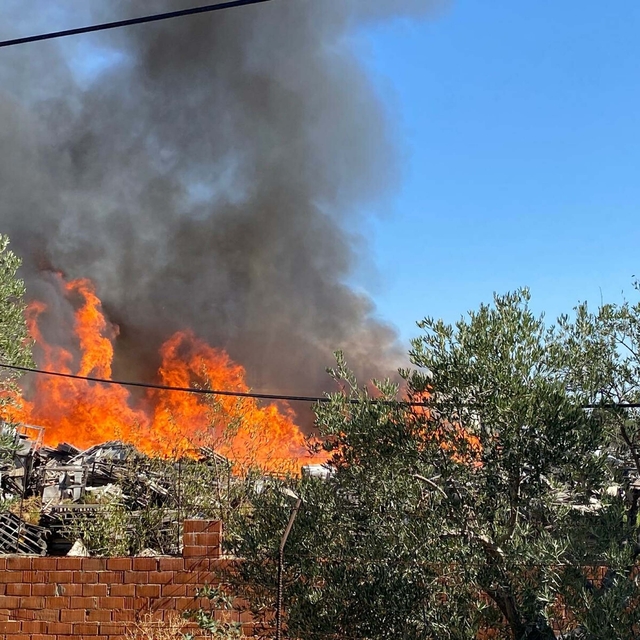 Manisa'da palet fabrikasında yangın