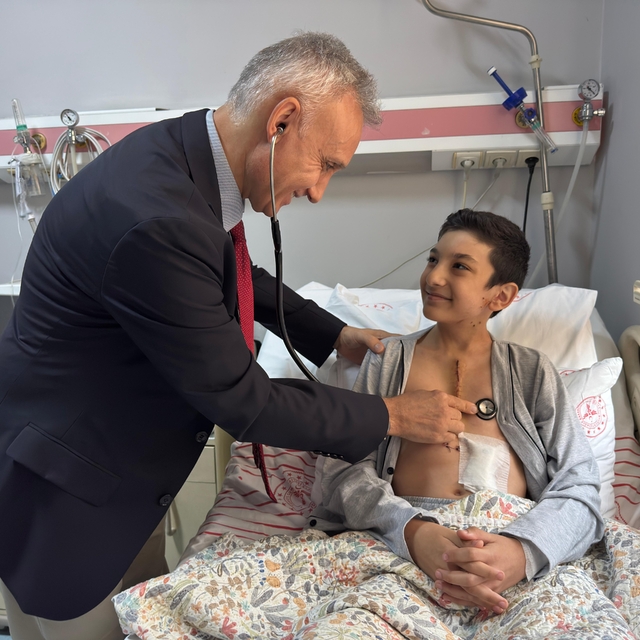 İzmir'de 12 yaşındaki Yusuf Selim, üçüncü kalp ameliyatıyla rahat nefese ka...