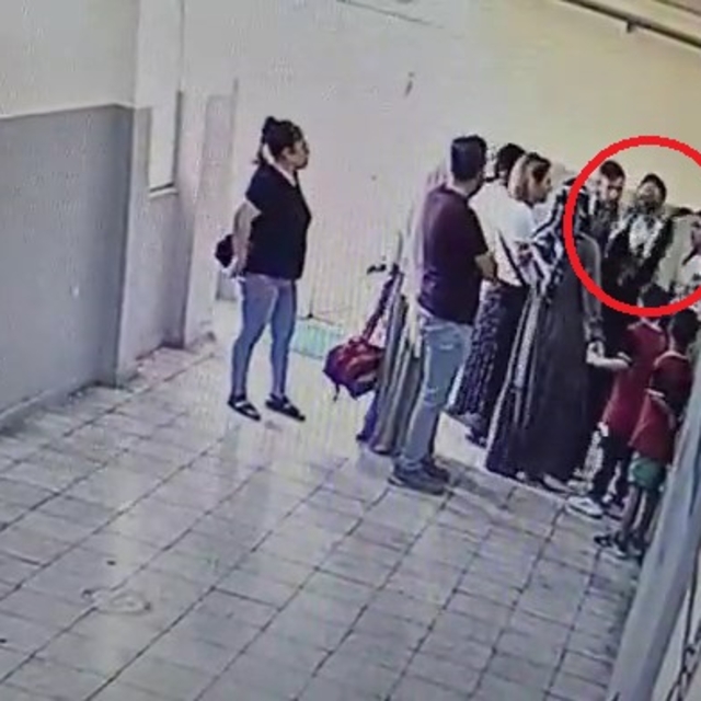 Kadın öğretmene okulda saldırı; olay kamerada