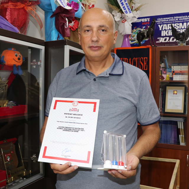 Kovid-19 salgınında anne babasının kullandığı solunum egzersiz cihazını dij...