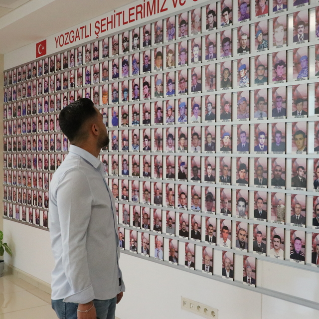 Gazi uzman çavuş, şehit yakınları ve gaziler için mesaisini sürdürüyor