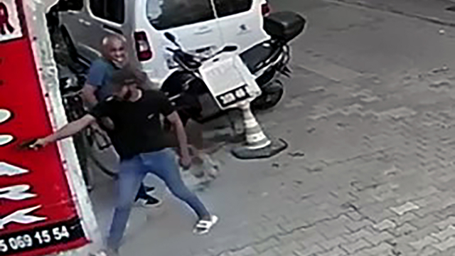 Silahları tutukluk yapınca otoparka saldırıdan vazgeçip kaçtılar; o anlar kamerada