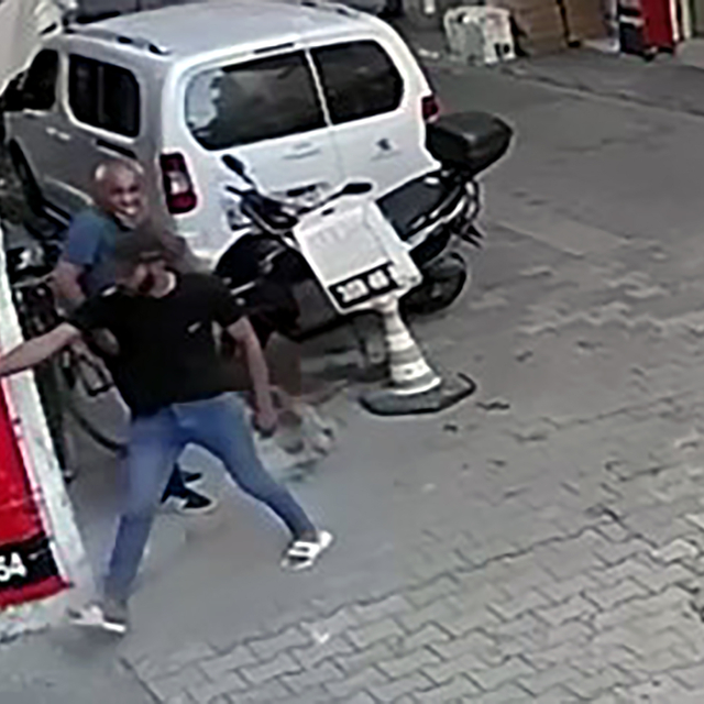 Silahları tutukluk yapınca otoparka saldırıdan vazgeçip kaçtılar; o anlar k...