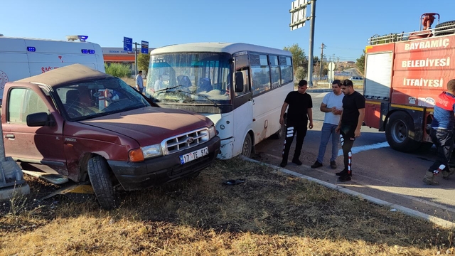 Çanakkale'de işçi servisiyle kamyonetin çarpıştığı kazada 5 kişi yaralandı