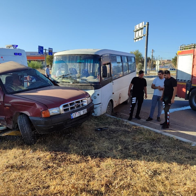 Çanakkale'de işçi servisiyle kamyonetin çarpıştığı kazada 5 kişi yaralandı