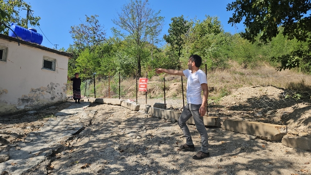 Arazisinden geçen yolu, tel örgü ve beton bloklarla kapattı