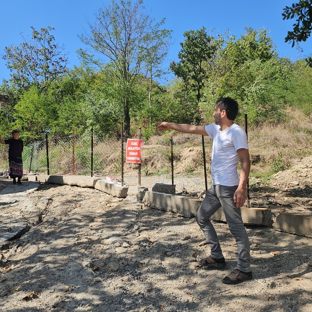 Arazisinden geçen yolu, tel örgü ve beton bloklarla kapattı
