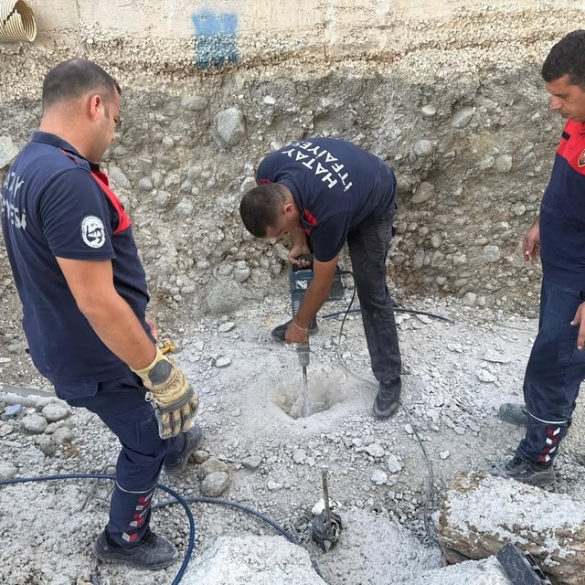 Hatay'da gider borusuna düşen kedi yavrusunu itfaiye ekibi kurtarıldı