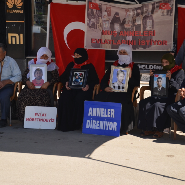 Muşlu aileler DEM Parti önündeki eylemlerini sürdürdü