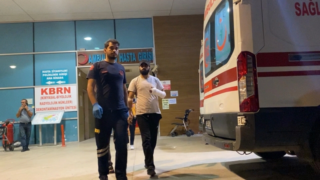 Spiralle çamaşır makinesinin ayaklarını kesmek isterken elini kesti