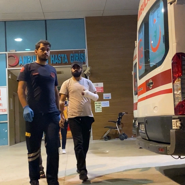 Spiralle çamaşır makinesinin ayaklarını kesmek isterken elini kesti