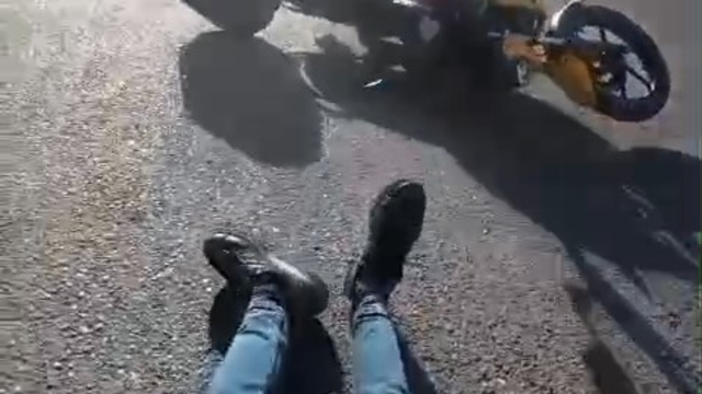 Motosiklet sürücüsünün yola savrulduğu kaza, kask kamerasında