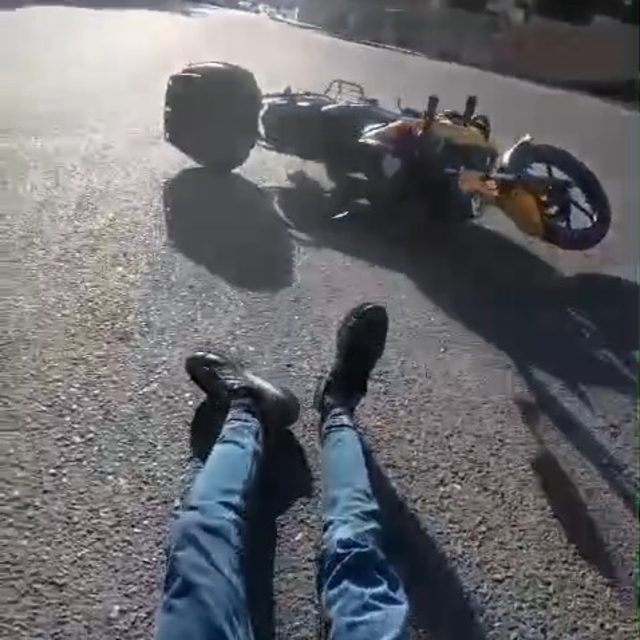 Motosiklet sürücüsünün yola savrulduğu kaza, kask kamerasında