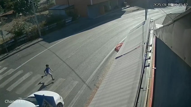 Yaya geçidinden koşan 9 yaşındaki Ahmet'e otomobil çarptı; kaza kamerada
