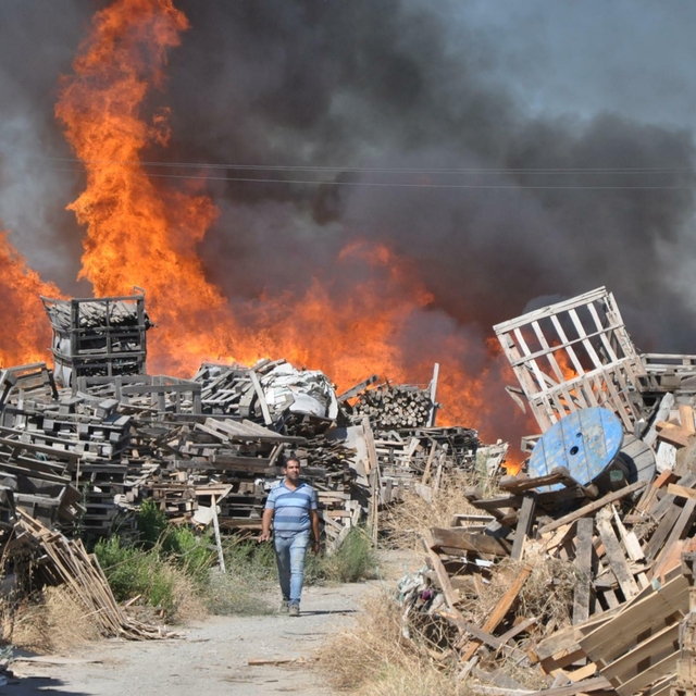 Manisa'da palet fabrikasında yangın (2)