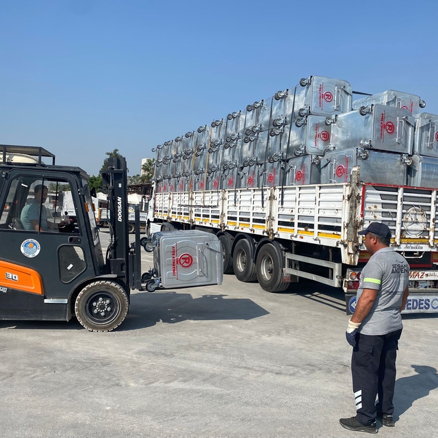 Mersin'de Akdeniz Belediyesi 250 çöp konteyneri satın aldı