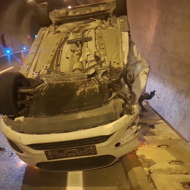 Mersin'de silobasa çarpan hafif ticari aracın sürücüsü yaralandı