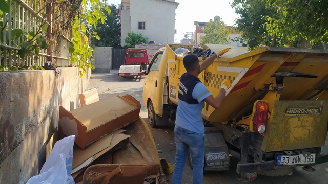 Mersin'in Akdeniz ilçesinde sokaklardaki atıklar toplanıyor