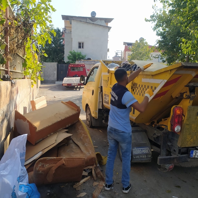 Mersin'in Akdeniz ilçesinde sokaklardaki atıklar toplanıyor