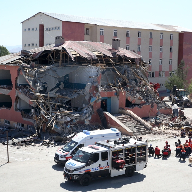 Muş'ta 6 ilden ekiplerin katılımıyla deprem tatbikatı yapıldı