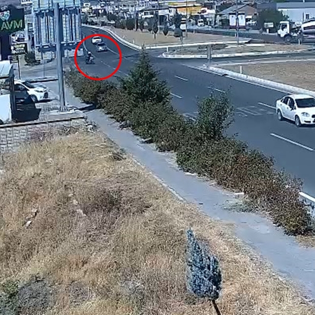 Otomobil ile motosiklet çarpıştı: 1'i ağır 2 yaralı; kaza kamerada