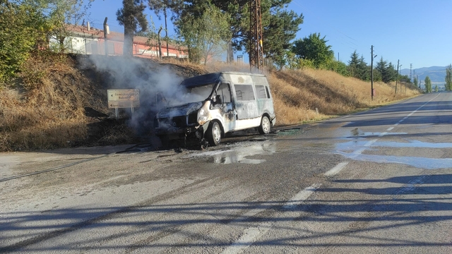 Gümüşhacıköy'de işçi servisi minibüsünde çıkan yangın söndürüldü