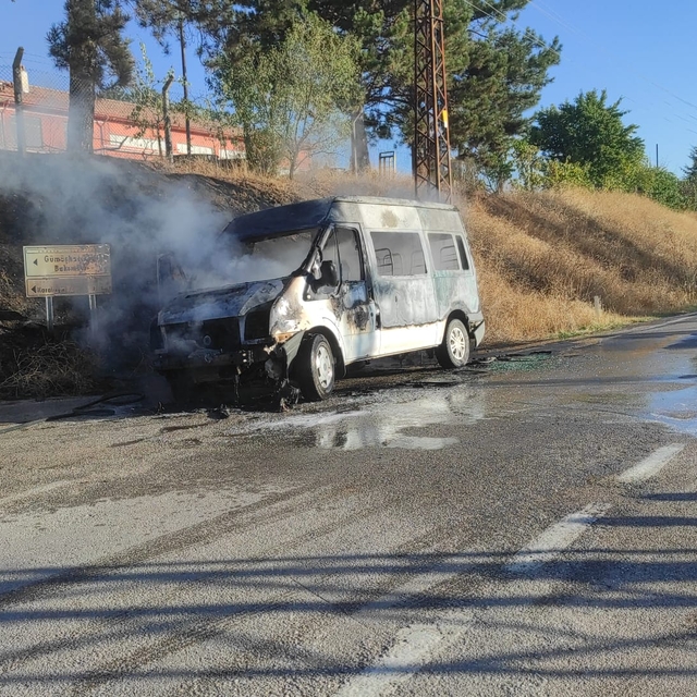 Gümüşhacıköy'de işçi servisi minibüsünde çıkan yangın söndürüldü