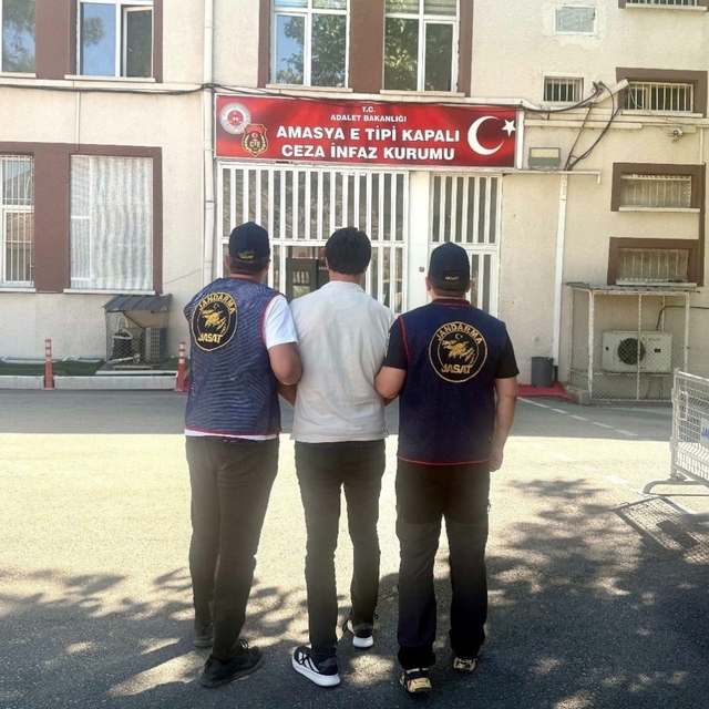 Amasya'da 10 yıl kesinleşmiş hapis cezası bulunan firari yakalandı