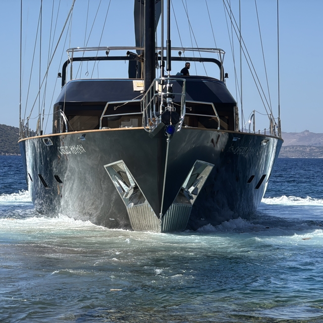 Bodrum'da 7 yılda inşa edilen 50,5 metrelik yelkenli yat denize indirildi