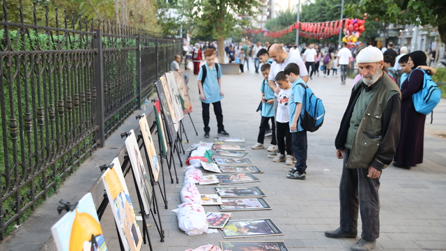 İsrail'in Gazze'deki saldırılarını anlatan resimleriyle Siirt'te sergi açtı