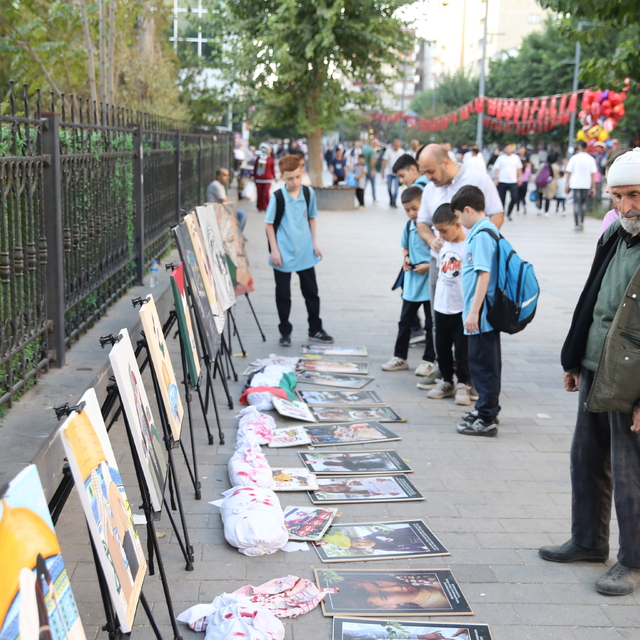 İsrail'in Gazze'deki saldırılarını anlatan resimleriyle Siirt'te sergi açtı