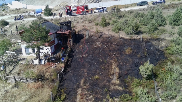 Türkeli'de bahçede başlayan yangın eve sıçradı