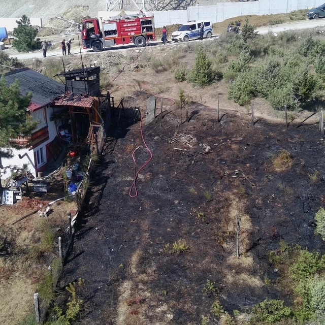 Türkeli'de bahçede başlayan yangın eve sıçradı