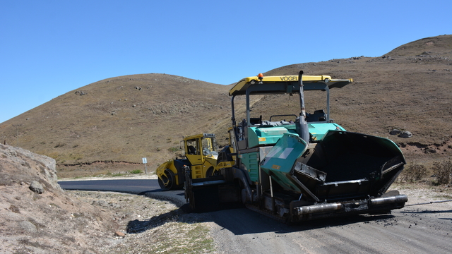 Başçiftlik yayla yollarında asfaltlama çalışması yapılıyor
