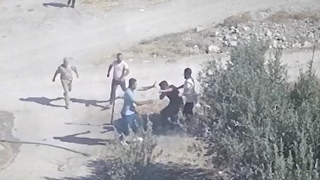 Kuzenlerin sondaj kuyusu açma kavgası; çiftin darbedildiği anlar kamerada