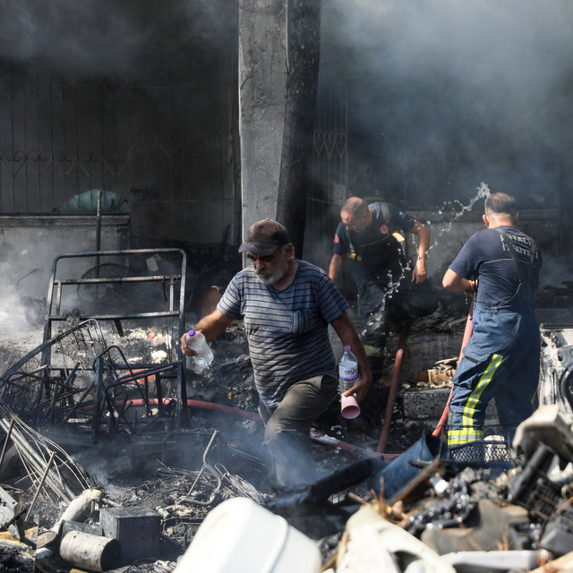 Her şeyini kaybettiği yangına müdahale eden itfaiyecilere su taşıdı