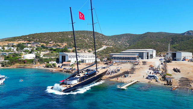 Bodrum'da 7 yılda tamamlanan 50 metre boyundaki yelkenli denize indirildi