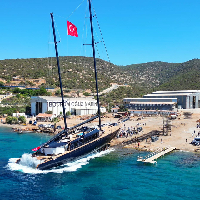 Bodrum'da 7 yılda tamamlanan 50 metre boyundaki yelkenli denize indirildi