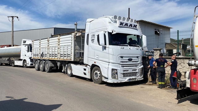 Damperi elektrik tellerine temas edince akıma kapılan kamyon sürücüsü ağır yaralı