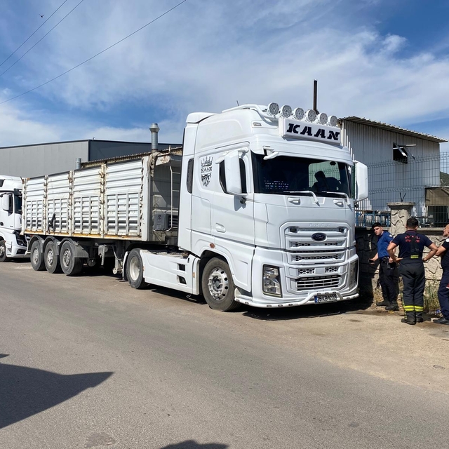 Damperi elektrik tellerine temas edince akıma kapılan kamyon sürücüsü ağır...