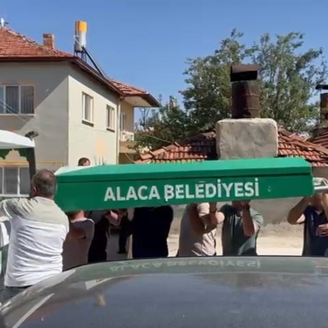 2'nci kattaki balkondan 1'inci katın balkonuna düşüp öldü