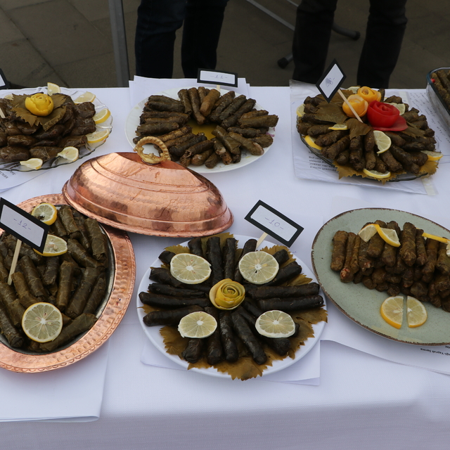 Tekirdağ'da kadınlar en iyi zeytinyağlı sarmayı yapmak için yarıştı