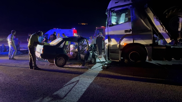 Kahramanmaraş'ta tır ile otomobilin çarpıştığı kazada 3 kişi öldü