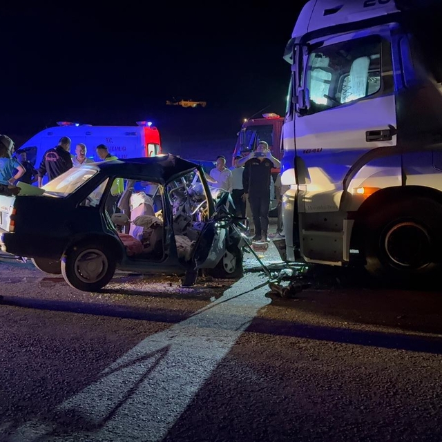 Kahramanmaraş'ta tır ile otomobilin çarpıştığı kazada 3 kişi öldü