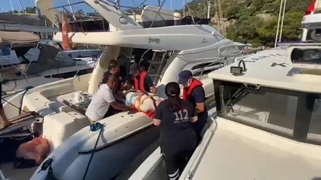 Muğla açıklarında motor yatta yaralanan kişiye tıbbi tahliye