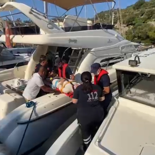 Muğla açıklarında motor yatta yaralanan kişiye tıbbi tahliye