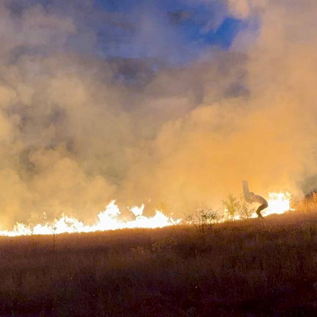 Karabük'te evlere yakın noktada çıkan anız yangını söndürüldü
