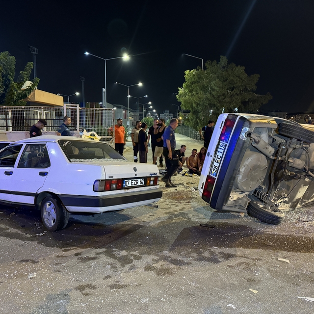 Antalya'da iki otomobilin karıştığı kazada 4 kişi yaralandı